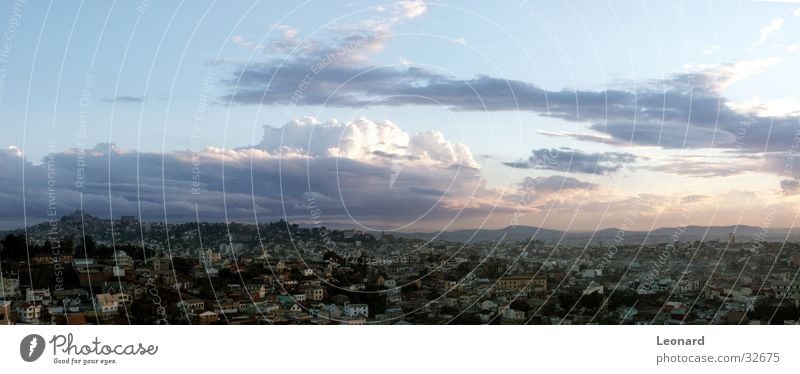 Antananarivo 1 Stadt Panorama (Aussicht) Gebäude Haus Hügel Wolken Sonnenuntergang Baum Palast Horizont Afrika Moral Berge u. Gebirge groß Panorama (Bildformat)