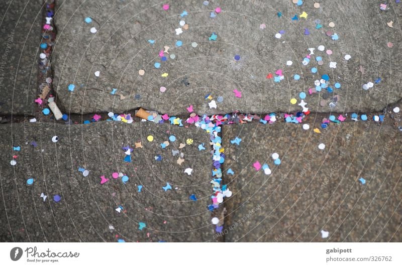 närrische Reste in Ritzen Party Feste & Feiern Karneval Jahrmarkt verrückt mehrfarbig Kultur Freude Konfetti Stern (Symbol) glänzend lustig Außenaufnahme