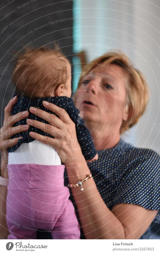 Och.. BABY - IN DEN HÄNDEN HALTEN Muttertag Baby Frau Erwachsene Familie & Verwandtschaft Leben 2 Mensch 0-12 Monate 45-60 Jahre blond kurzhaarig beobachten