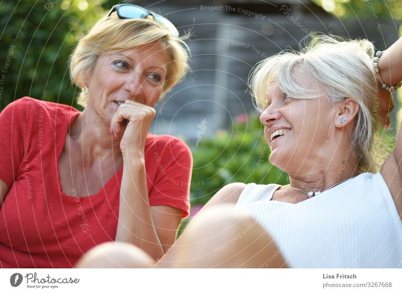 FREUNDSCHAFT - ZUSAMMEN - LACHEN Frau Erwachsene Freundschaft 2 Mensch 45-60 Jahre Sommer Schönes Wetter Garten blond weißhaarig kurzhaarig Erholung genießen