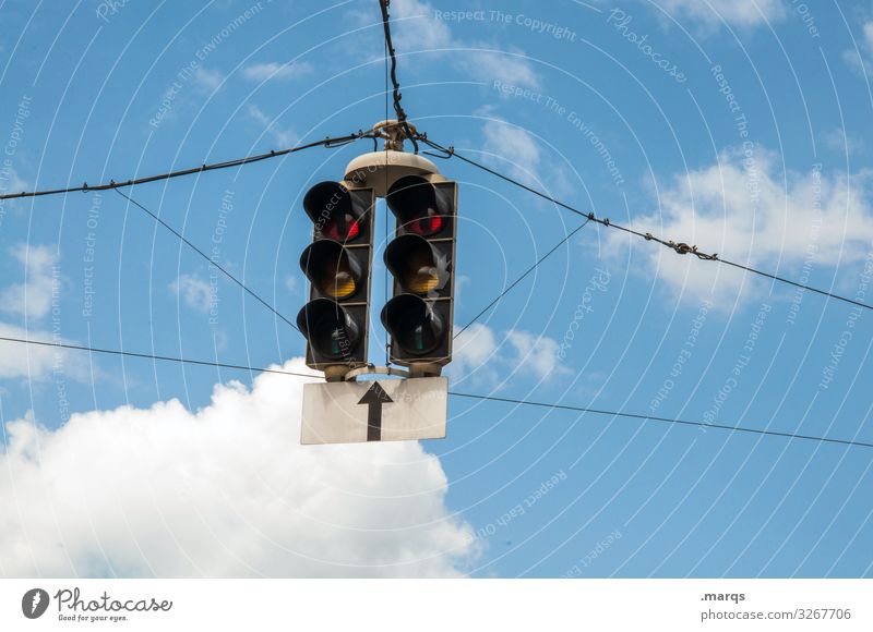 Ampeln Himmel Wolken Verkehr Verkehrszeichen Pfeil hängen Mobilität Ziel Farbfoto Außenaufnahme Textfreiraum links Textfreiraum rechts Textfreiraum unten