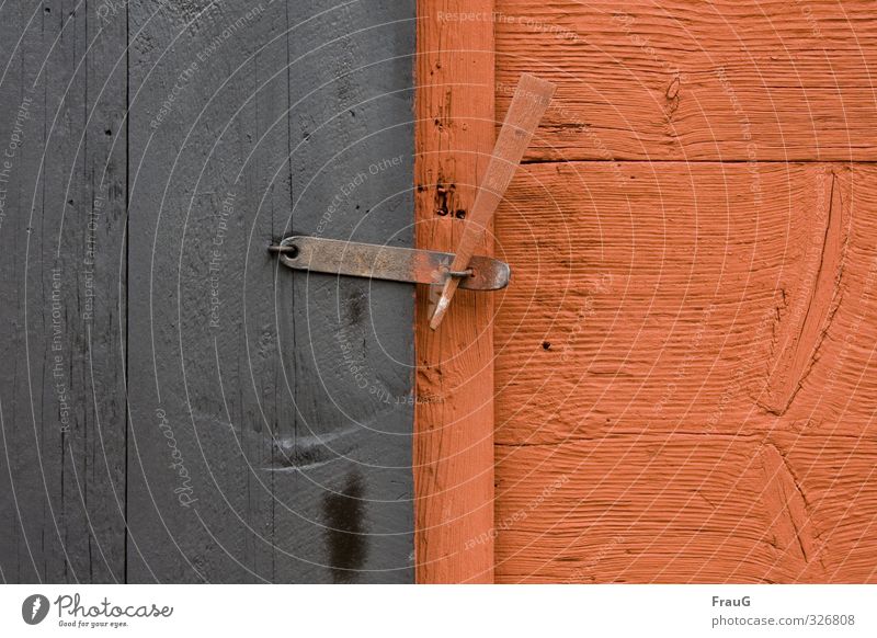 längs und quer Hütte Tür Riegel Holz Metall Schloss grau orange Holzstruktur Ast Kontrast geschlossen Holzsplint Farbfoto Außenaufnahme Tag