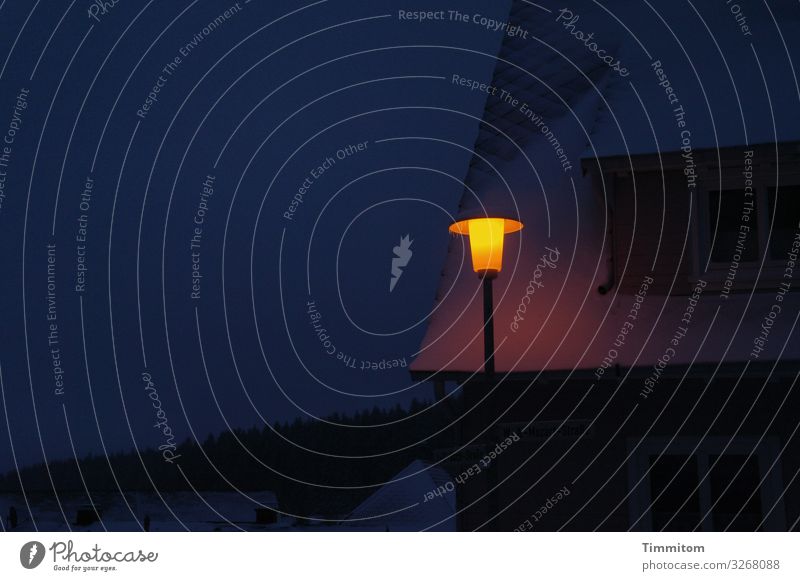 Heimleuchten Ferien & Urlaub & Reisen Umwelt Winter Eis Frost Schnee Haus Metall Kunststoff dunkel Freundlichkeit blau gelb schwarz Gefühle Schwarzwald Dorf