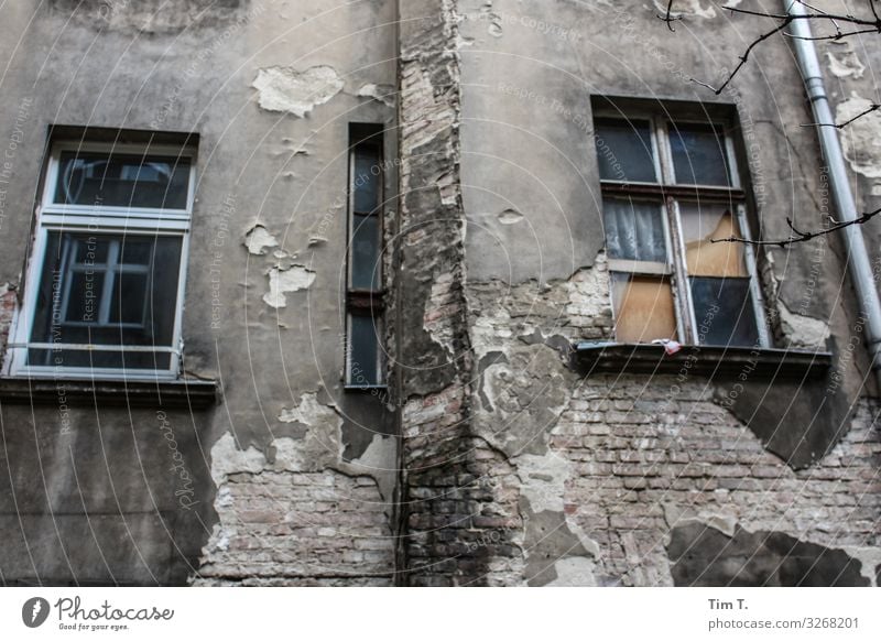 Hinterhof Berlin Prenzlauer Berg Stadt Hauptstadt Stadtzentrum Altstadt Menschenleer Haus Mauer Wand Fassade Fenster Häusliches Leben Zeit Altbau Farbfoto