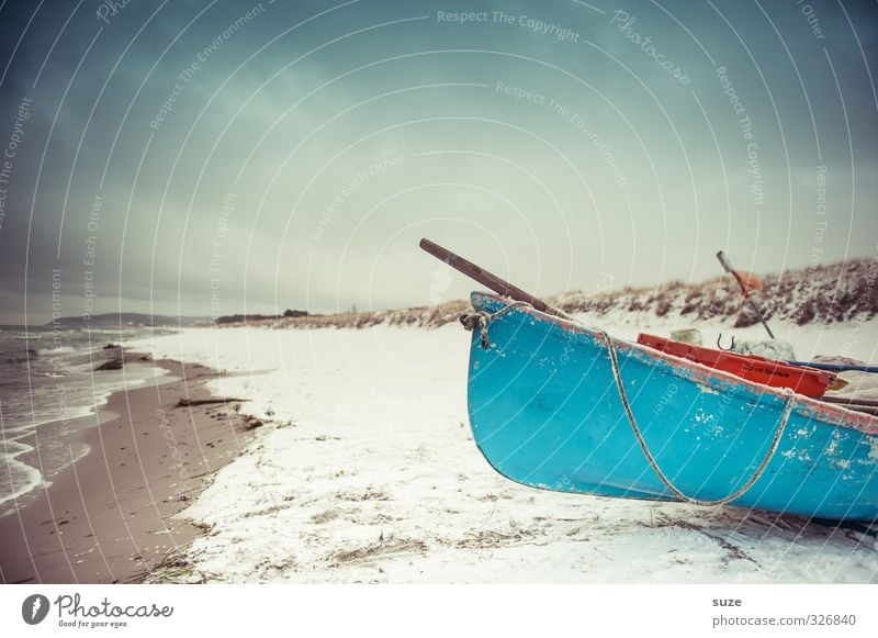 Stille Flut ruhig Strand Meer Insel Winter Schnee Umwelt Natur Landschaft Urelemente Himmel Horizont Wellen Küste Ostsee Fischerboot Ruderboot Wasserfahrzeug