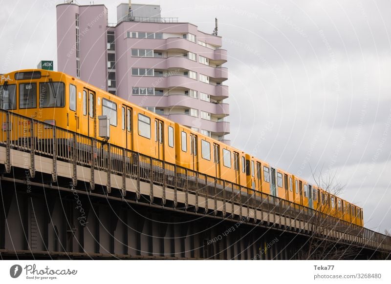 #Berliner Tram Verkehr Verkehrsmittel Verkehrswege Schienenverkehr Bahnfahren Hochbahn S-Bahn ästhetisch Berlin-Mitte Berliner tram Farbfoto Außenaufnahme