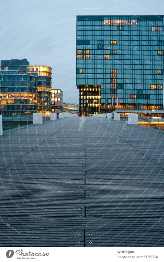 Medienhafen - Düsseldorf Architektur Deutschland Europa Hauptstadt Stadtzentrum Haus Hochhaus Bankgebäude Brücke Sehenswürdigkeit medienhafen Fußgänger bauen