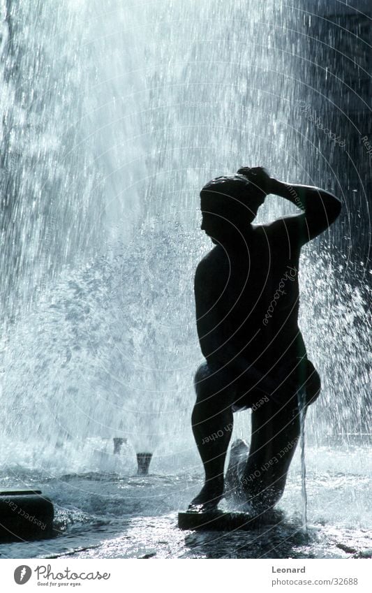 Springbrunnen Skulptur Frau Statue springen Handwerk Wasserfall Silhouette wasserjet fountain water woman sculpture