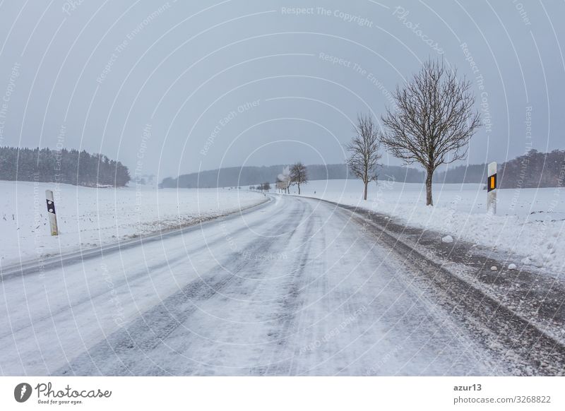 Leere glatte gefrorene Winter Straße mit Eis Schnee nach Sturm Ferien & Urlaub & Reisen Winterurlaub Umwelt Natur Landschaft Klima Klimawandel Wetter