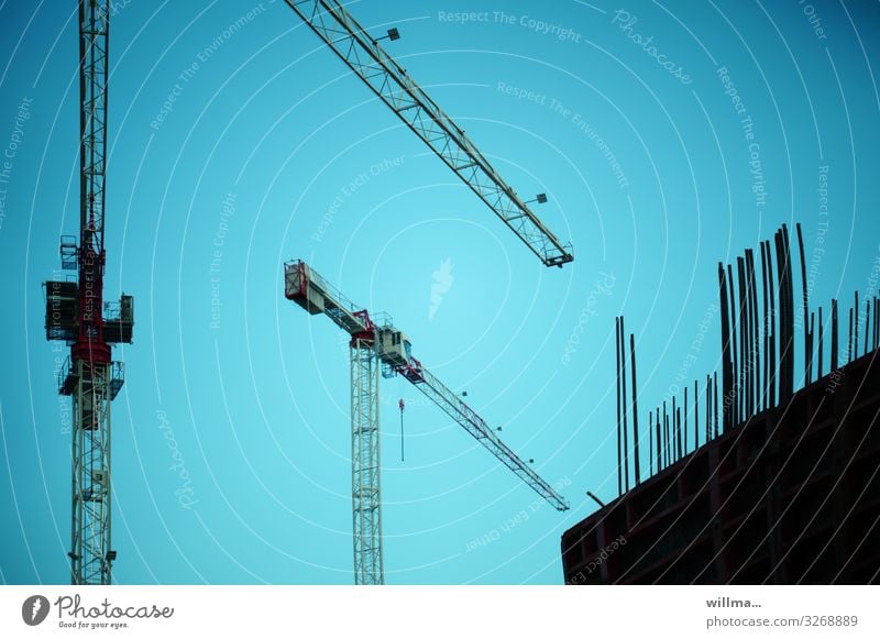 Gründerszene - Zwei Kräne beim Hausbau auf einer Baustelle Kran Hochbau bauen errichten Wohnungsbau Großbaustelle Gebäude Plattenbau