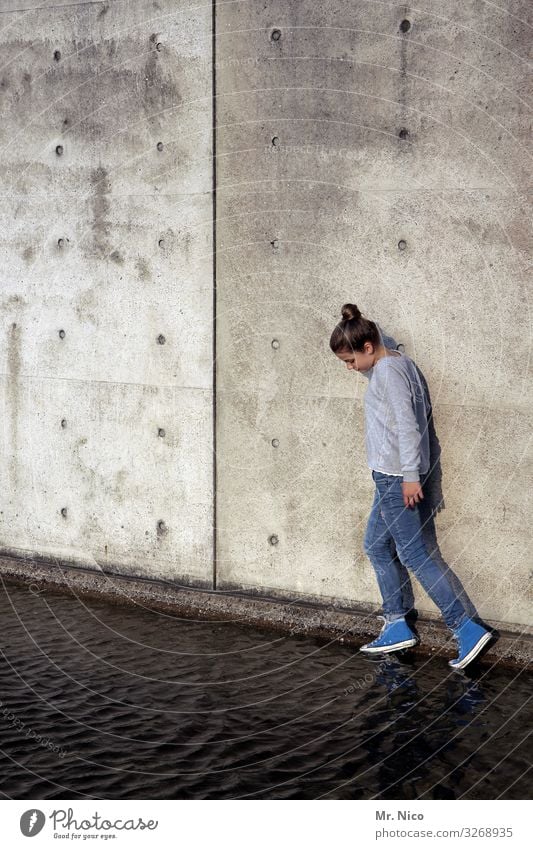 Leichtfüßig feminin Mädchen 1 Mensch 13-18 Jahre Jugendliche Wasser Mauer Wand Fassade gehen Wachsamkeit ruhig Einsamkeit Leichtigkeit Chucks Zehenspitze