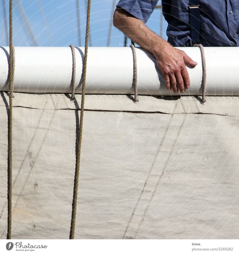 Seemannsliebe Arbeit & Erwerbstätigkeit Arbeitsplatz maskulin Arme Hand 1 Mensch Schifffahrt Segelschiff Hafen Seil An Bord Arbeitsbekleidung Linie festhalten