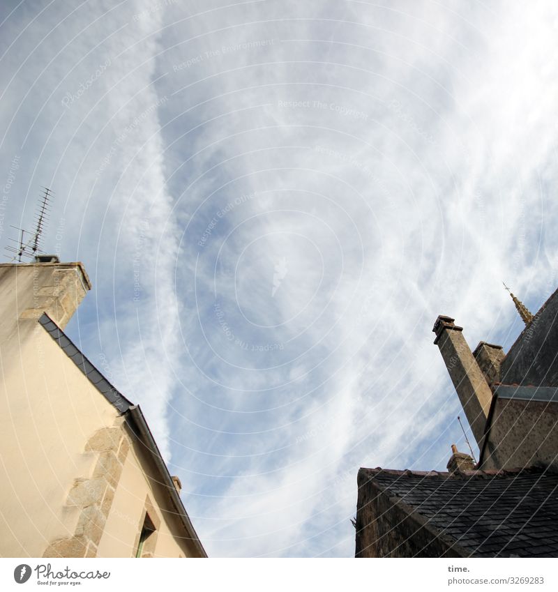 Halswirbelsäulentraining (XXVII) Himmel Wolken Haus Kirche Turm Bauwerk Gebäude Architektur Mauer Wand Fassade Fenster Dach Dachrinne Schornstein Antenne Stein