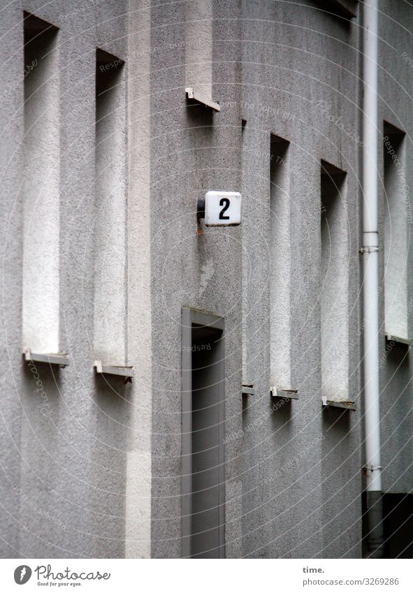 Entrees (III) Haus Mauer Wand Fassade Fenster Tür Fallrohr Hausnummer 2 Außenbeleuchtung Stein Ziffern & Zahlen Linie Streifen fest muskulös grau Überraschung