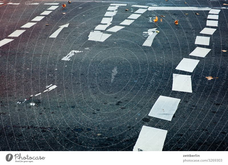 Schlampige Fahrbahnmarkierung abbiegen Asphalt Ecke Hinweisschild Warnhinweis Kurve Linie links Schilder & Markierungen Menschenleer Navigation Orientierung