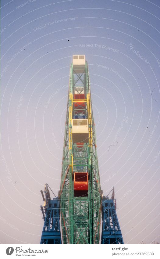 riesenrad Jahrmarkt Bauwerk drehen groß hoch Riesenrad Vergnügungspark sprechen Freude Farbfoto Außenaufnahme Textfreiraum oben Licht