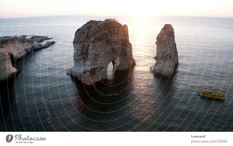 Felsen in Beirut Klippe Küste Meer Sonnenuntergang Wasserfahrzeug Durchgang Bootsfahrt Gegenlicht Felsbogen