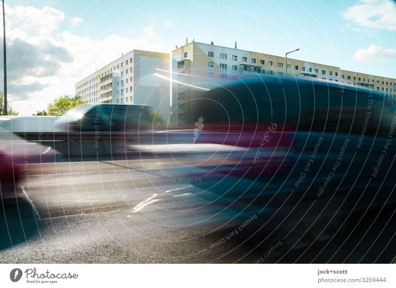 km/h auf der Stadtautobahn Himmel Wolken Pankow Plattenbau Verkehrswege PKW fahren Geschwindigkeit trist Mobilität modern Umweltverschmutzung Berufsverkehr