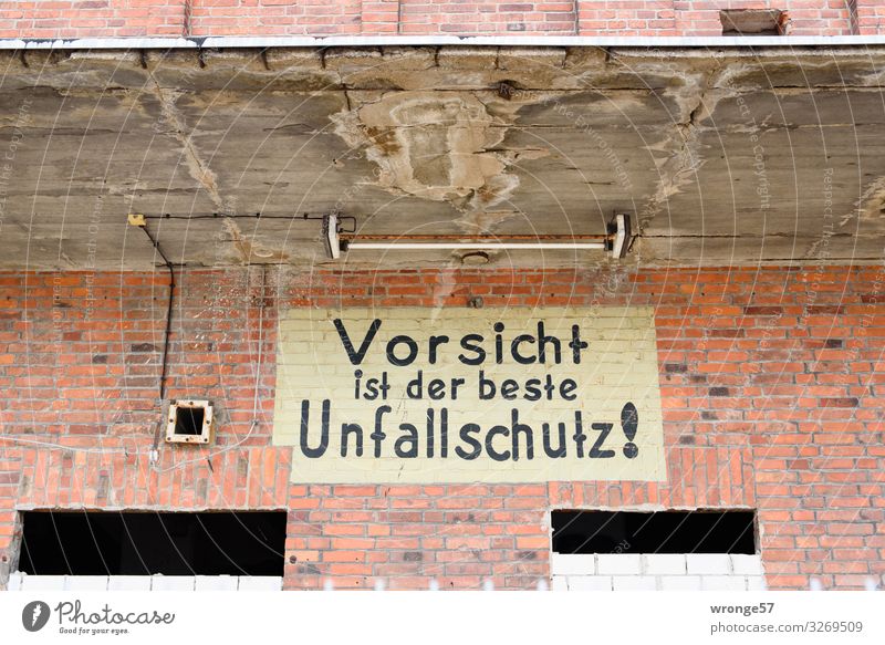 Gesundheit | Vorsicht und Unfallschutz Thementag Graffito Arbeitsplatz Betrieb Regeln Arbeit & Erwerbstätigkeit Farbfoto Arbeitsschutz Beruf Laderampe