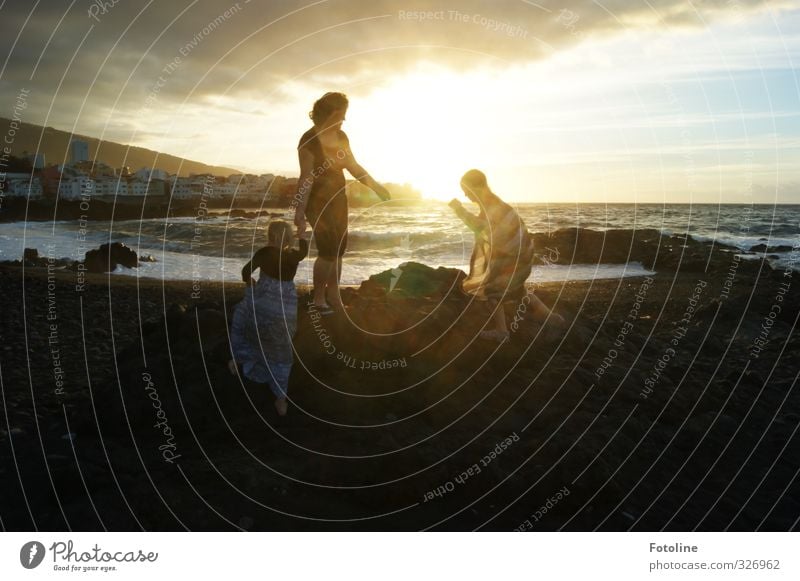 Familie... Mensch feminin Kind Mädchen Frau Erwachsene Mutter Familie & Verwandtschaft Kindheit Leben 3 Umwelt Natur Landschaft Himmel Wolken Sommer Wellen