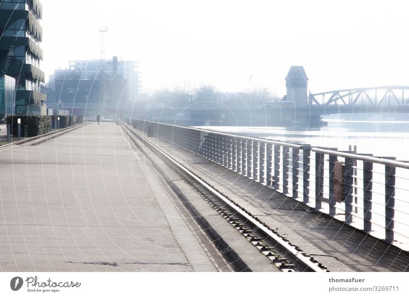 Straße und Geländer am Spreeufer Mensch 1 Nebel Flussufer Berlin Stadt Hauptstadt Skyline Haus Hochhaus Brücke Bauwerk Gebäude fantastisch kalt Romantik