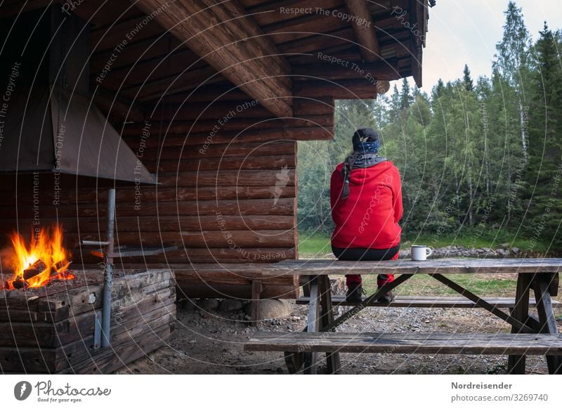 Aktivurlaub Ferien & Urlaub & Reisen Ausflug Abenteuer Freiheit Camping wandern Mensch feminin Frau Erwachsene Natur Feuer Wetter Wald Hütte Bauwerk Gebäude