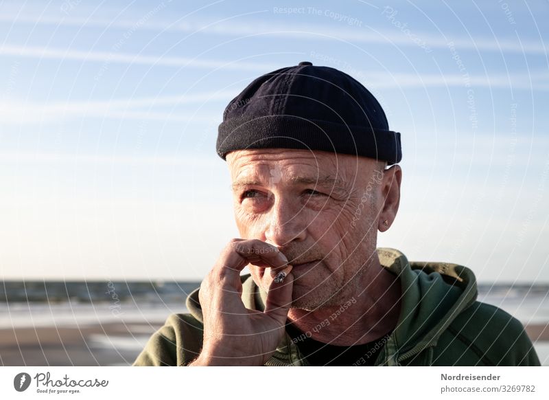 Den Überblick behalten Ausflug Freiheit Mensch maskulin Mann Erwachsene Kopf Hand 1 60 und älter Senior Natur Himmel Sonne Frühling Sommer Schönes Wetter