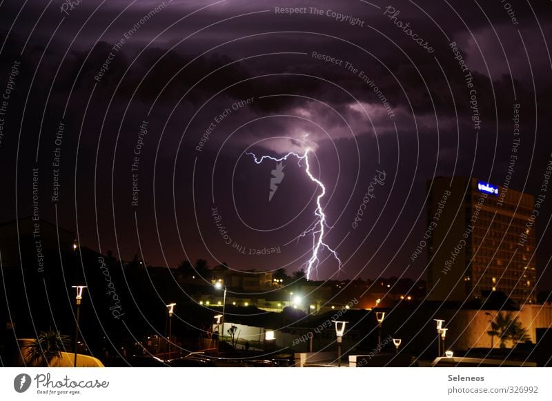 Lichtader Umwelt Natur Urelemente Himmel Wolken Gewitterwolken Nachthimmel Horizont Blitze Stadt Skyline bedrohlich dunkel gigantisch natürlich Farbfoto