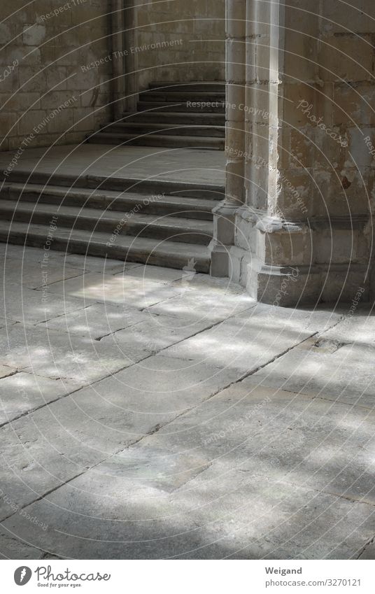 Kloster Trauerfeier Beerdigung Haus Kirche Dom leuchten geheimnisvoll Gelassenheit ruhig Meditation Glaube Lebensziel Christentum Gebet Farbfoto Innenaufnahme