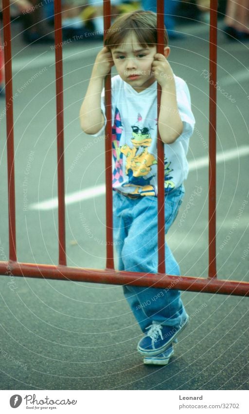 Der Zaun Kind Junge Neugier Gitter Mensch Blick Straße child boy street fence