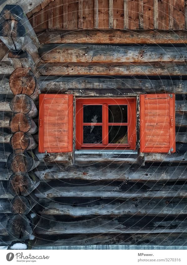 holzhaus Haus Häusliches Leben Fenster rot Holz Holzhaus Hütte Baumhaus Baumstamm alt ökologisch Alm Berghütte Farbfoto Außenaufnahme Menschenleer