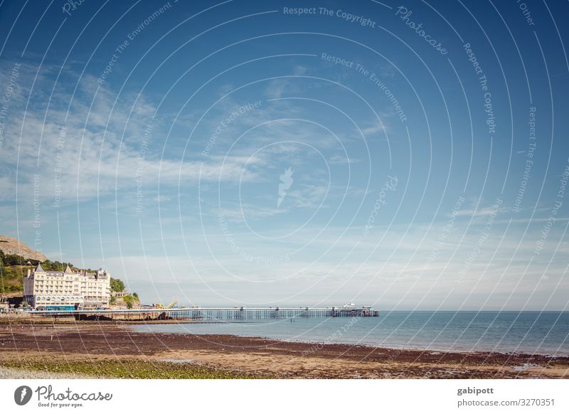 Strand in Llandudno, Wales, UK Umwelt Horizont blau Textfreiraum oben Licht Sommerurlaub Tourismus Ferne Natur Landschaft Ferien & Urlaub & Reisen Himmel