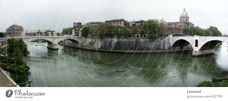 Brücken in Rom Anlegestelle Kuppeldach Gebäude Skulptur Wasserfahrzeug Baum Gras Stadt Tiber Italien Europa Fluss Dom Burg oder Schloss Himmel river bridge