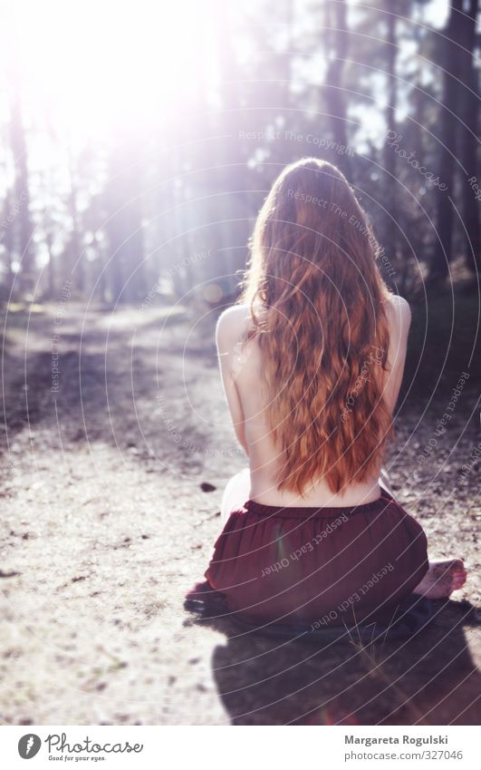 Frei feminin Haut Haare & Frisuren Rücken Natur Wald brünett rothaarig langhaarig ästhetisch dünn Erotik frei frisch Gesundheit schön Stimmung nackt Farbfoto