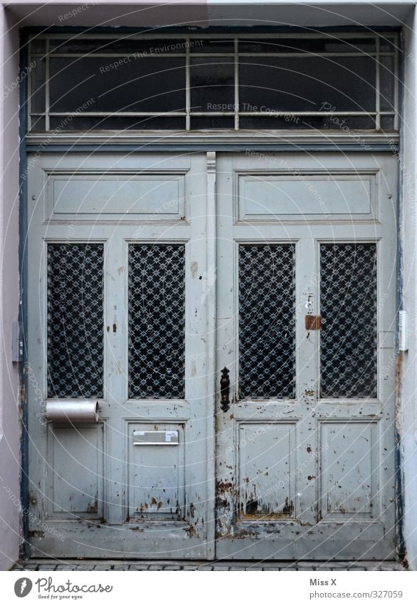 Tür II Häusliches Leben Wohnung Renovieren Menschenleer alt Endzeitstimmung Verfall Vergänglichkeit Rost verfallen Autotür Autofenster Holztür Farbfoto