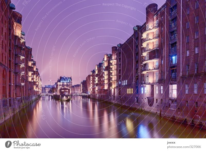 Mehr Speicher Wasser Himmel Schönes Wetter Hamburg Alte Speicherstadt Stadt Hafenstadt Altstadt Haus Architektur Fassade Fenster Sehenswürdigkeit alt groß