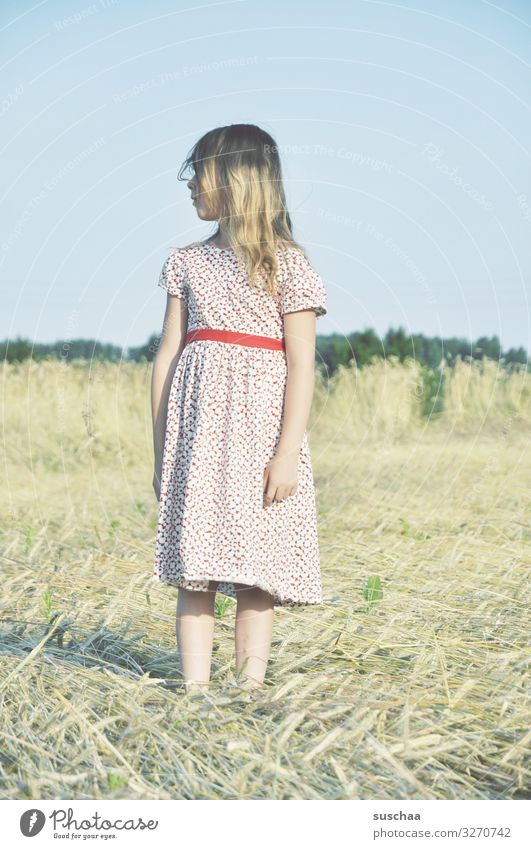 sommertag (4) Kind Mädchen feminin Freiheit Spielen Freude Gute Laune sommerlich Sommer Kleid Haare & Frisuren Himmel Stroh Feld Kindheit Fröhlichkeit