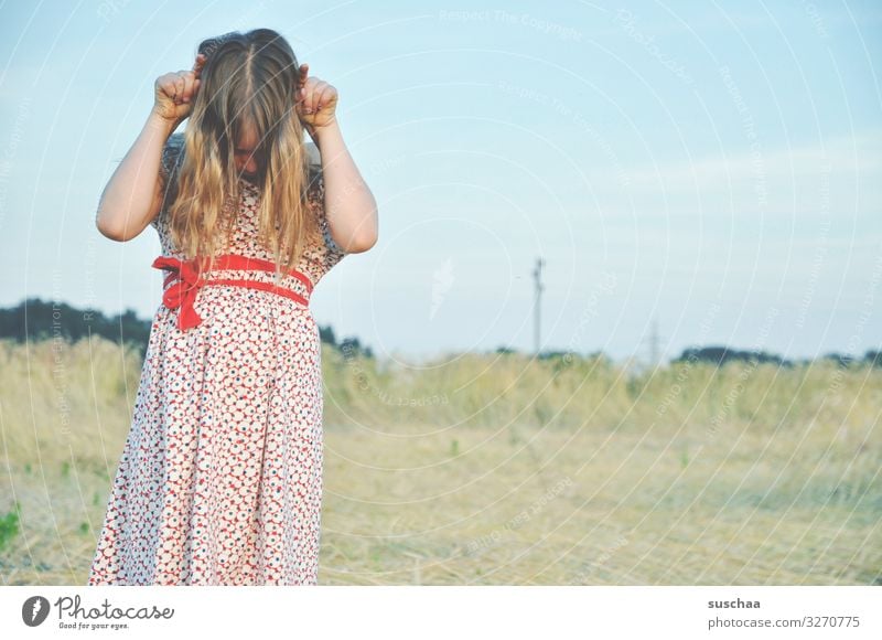 muhhhhhh .. spielendes mädchen im strohfeld Kind Mädchen feminin Freiheit Spielen Freude Gute Laune sommerlich Sommer Kleid Haare & Frisuren Himmel Stroh Feld