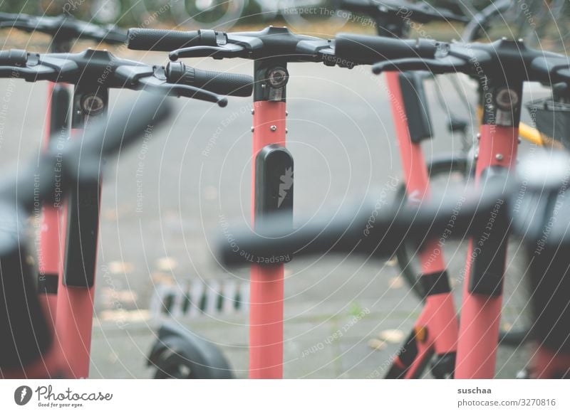 roller-rudel Kleinmotorrad Tretroller E-Roller Lenker Handgriff viele parken Stadt Stadtleben Straße Asphalt zur Verfügung Bewegung Straßenverkehr