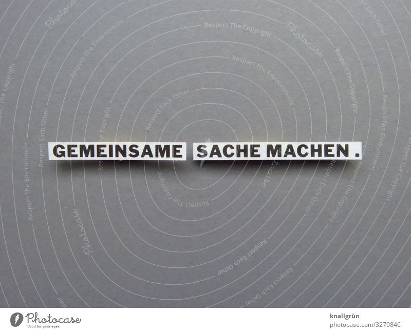 GEMEINSAME SACHE MACHEN. Schriftzeichen Schilder & Markierungen Kommunizieren machen Zusammensein grau schwarz weiß Gefühle Partnerschaft Liebe Team Teamwork