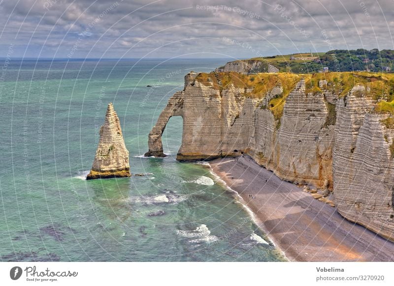 Kreidefelsen bei Etretat in der Normandie Kreideküste atlantik felsenbrücke felsenküste felsentor frankreich gewässer kliff landschaft meer natur ozean steil