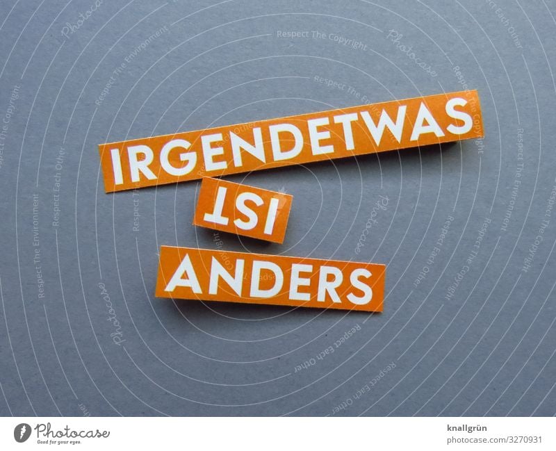 IRGENDETWAS IST ANDERS Schriftzeichen Schilder & Markierungen Kommunizieren grau orange weiß Gefühle Neugier Erwartung Stimmung Irritation irgendetwas