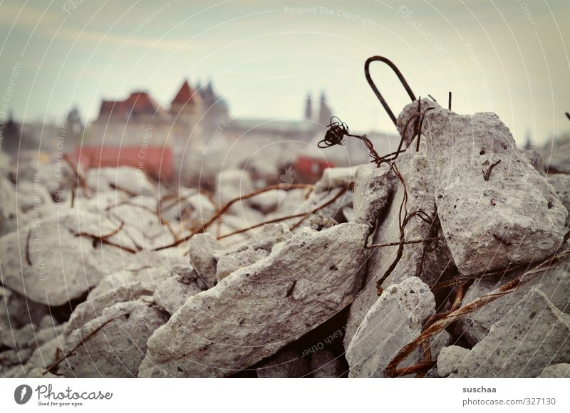 schutt & asche Stadt Skyline Menschenleer Kirche Dom Ruine Gebäude Architektur Stein Beton Metall kaputt Endzeitstimmung Umwelt Verfall Wandel & Veränderung