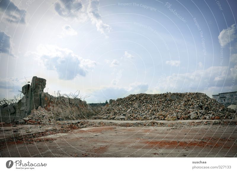 platz für neues ... Menschenleer Ruine Bauwerk Mauer Wand Stein Beton Zerstörung Bauschutt Demontage ausdruckslos Platz Himmel Baugrundstück Grundstück Farbfoto