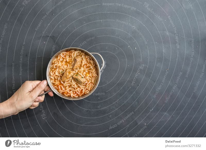 Nudeln mit Hühnerfleisch in Schale auf dunklem Steingrund Fleisch Gemüse Suppe Eintopf Mittagessen Abendessen Teller Restaurant Gastronomie frisch heiß lecker