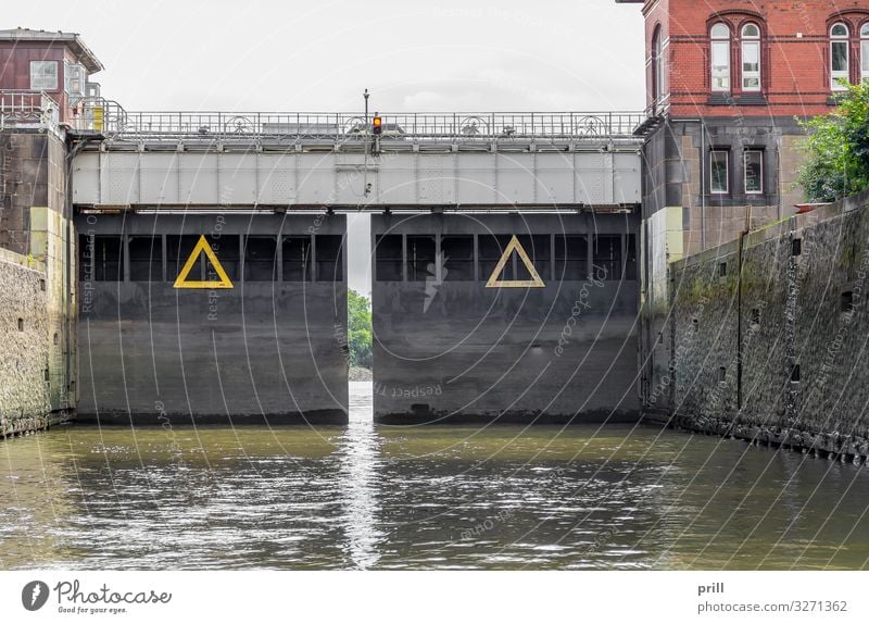 sluice around Port of Hamburg Wasser Bach Fluss Hafenstadt Brücke Tor Bauwerk Gebäude Architektur Mauer Wand authentisch geschlossen Schleuse Schiebetor