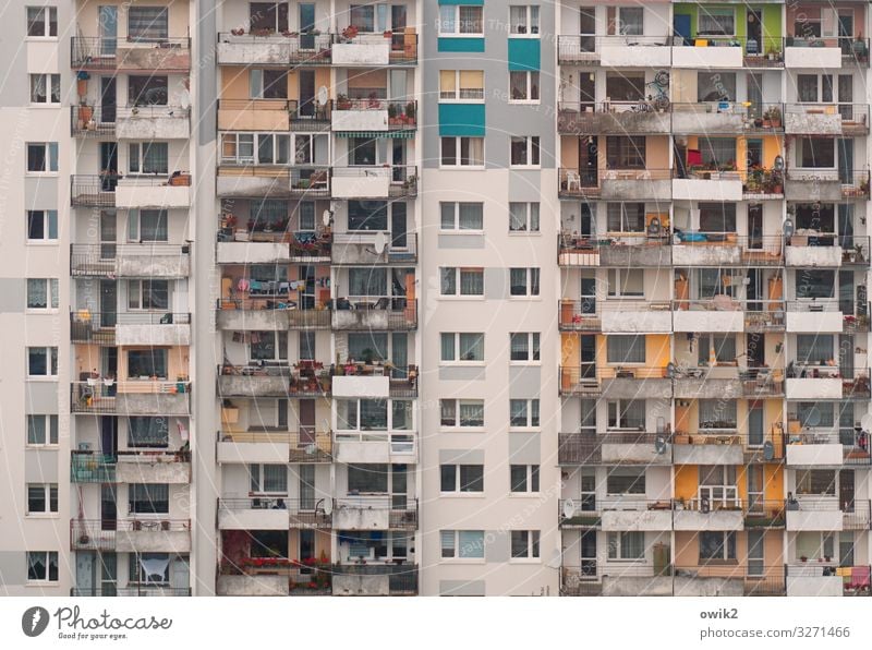 Überflussgesellschaft Häusliches Leben Wohnung Polen Stadt Hochhaus Gebäude Mauer Wand Fassade Balkon Fenster Beton Glas Metall eckig groß hoch viele