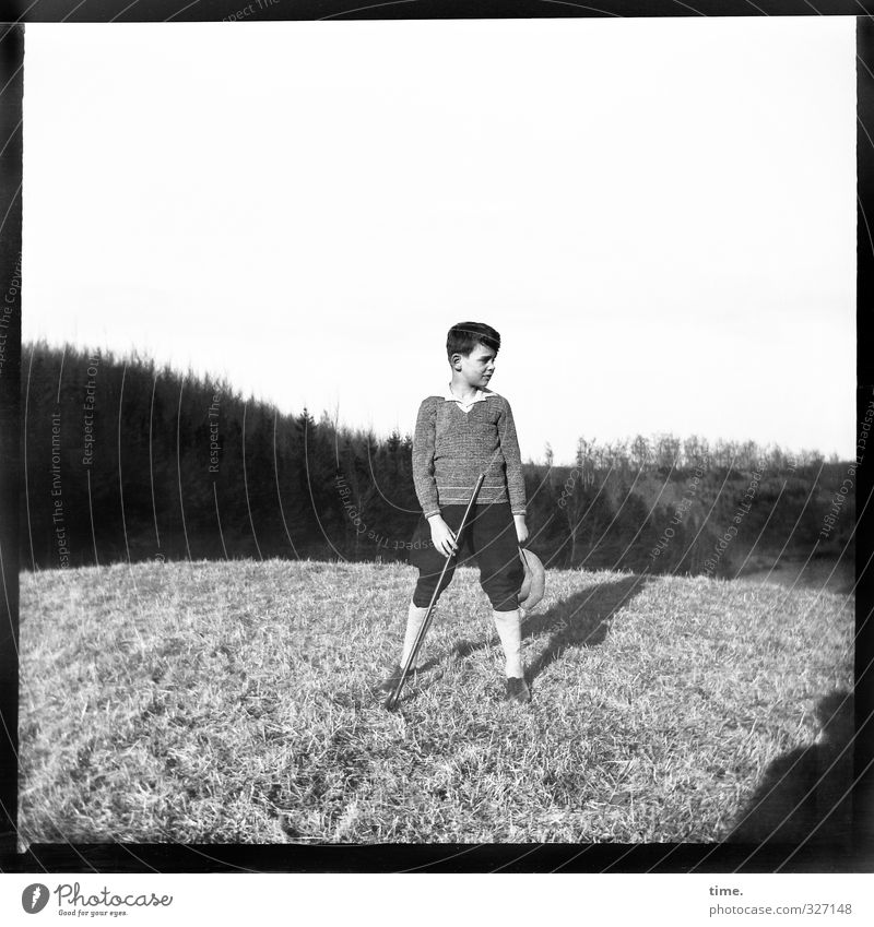 eine andere Zeit maskulin Junger Mann Jugendliche 1 Mensch Horizont Schönes Wetter Wiese Berge u. Gebirge Stock Hut beobachten stehen authentisch historisch