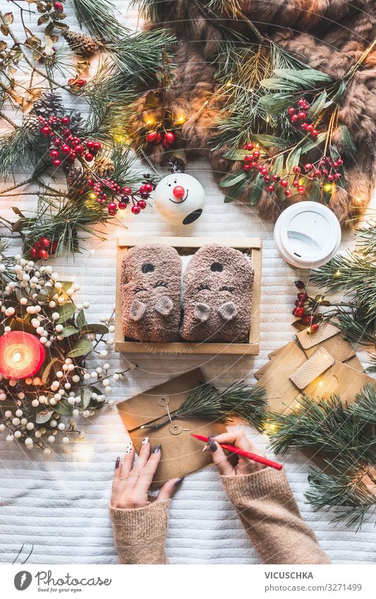 Hände schreiben Weihnachtskarte. Stil Design Winter Häusliches Leben Weihnachten & Advent Frau Erwachsene Hand Papier Verpackung Kasten Dekoration & Verzierung