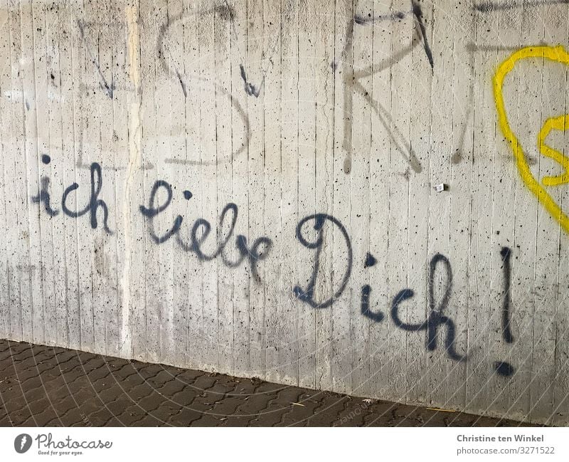 ich liebe Dich  -  steht an einer Betonwand Mauer Wand Zeichen Schriftzeichen Schilder & Markierungen Graffiti authentisch Coolness einzigartig nah positiv gelb